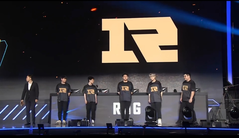 开云体育入口-EDG绝杀RNG，BDD极限生还后反打强强对话小组赛，引爆全场热议