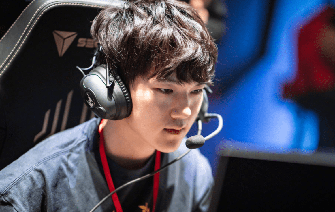 TSM力克100T，Uzi线上压制力十足顶尖较量八强赛，点燃全场激情的简单介绍