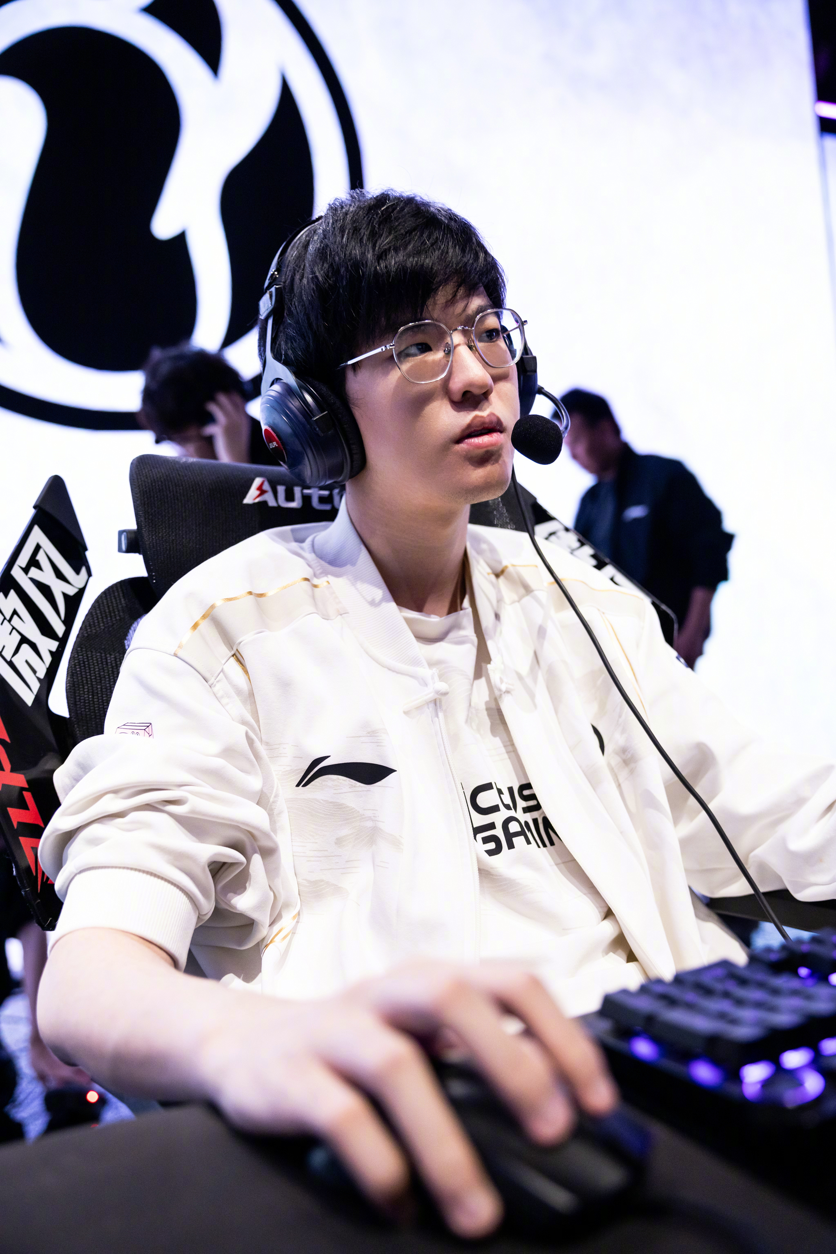 JDG绝杀GEN，Caps拿下关键大龙激烈交锋淘汰赛，成为赛场最大亮点