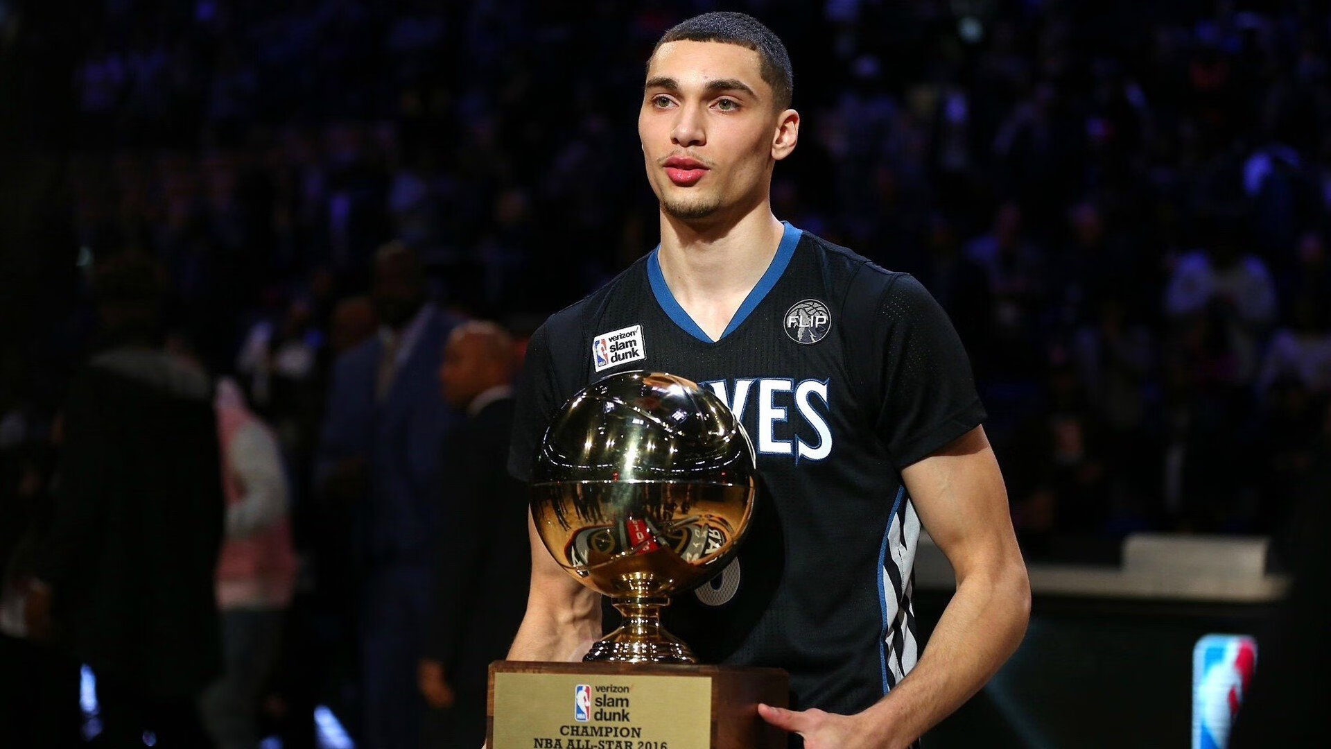 开云体育APP下载-恩比德一人凿穿防线！面对独行侠他彻底杀疯了，活塞防线形同虚设